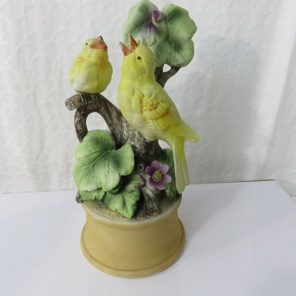 Vintage Bisque Porcelain Yellow Birds Music Box Figurine Made in Japan Working - Picture 2 of 10